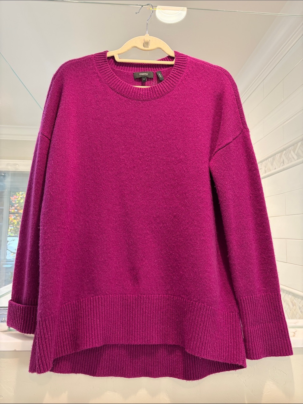 Theory 100% cashmere Crewneck Sweater in Magenta